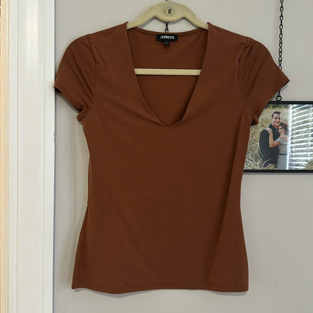 Express Body Contour tee
